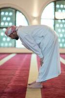 oración musulmana dentro de la mezquita foto