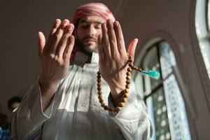 oración musulmana dentro de la mezquita en namaz adorar a allah foto