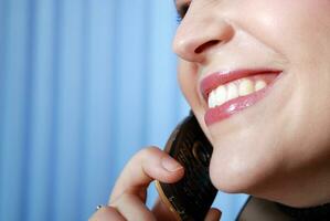 mujer de negocios feliz con celular foto