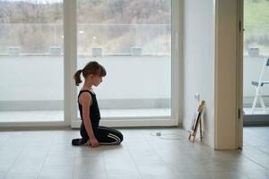 clase de ballet de educación en línea para niñas en casa foto