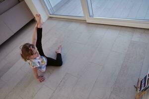 girl online education ballet class at home photo