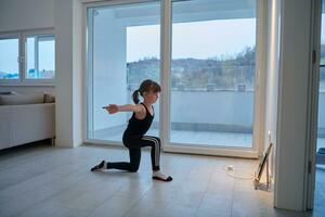 clase de ballet de educación en línea para niñas en casa foto