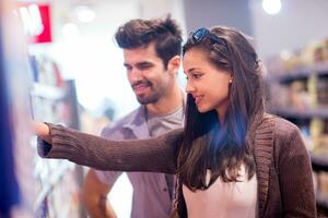 pareja de compras en un supermercado foto