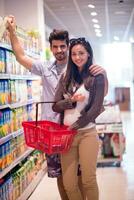 pareja de compras en un supermercado foto