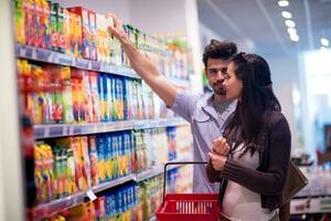 pareja de compras en un supermercado foto