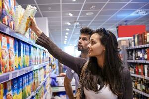 pareja de compras en un supermercado foto