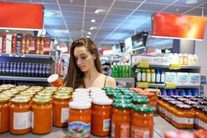 mujer joven de compras foto