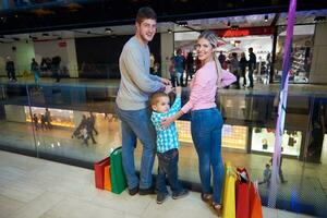 familia joven con bolsas de compras foto