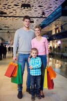 familia joven con bolsas de compras foto