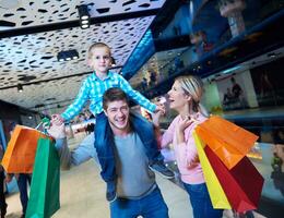 familia joven con bolsas de compras foto