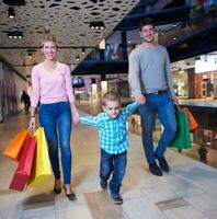 familia joven con bolsas de compras foto