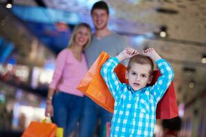 familia joven con bolsas de compras foto