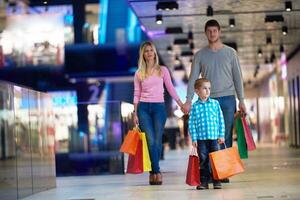 familia joven con bolsas de compras foto