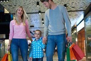 familia joven con bolsas de compras foto