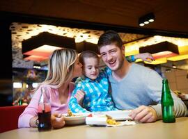 familia almorzando en el centro comercial foto