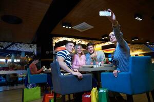 amigos tener lanch descanso en compras centro comercial foto