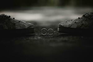 dos Boda anillos en un negro antecedentes foto