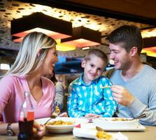 familia almorzando en el centro comercial foto