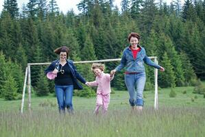 chicas felices corriendo en la naturaleza foto