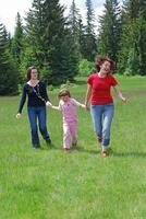 chicas felices corriendo en la naturaleza foto