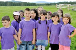 grupo de niños felices divertirse en la naturaleza foto