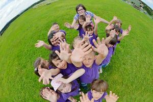 grupo de niños felices divertirse en la naturaleza foto