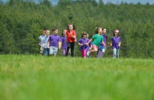 grupo de niños felices divertirse en la naturaleza foto