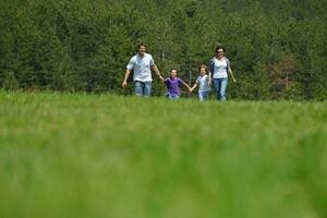 familia joven feliz divertirse al aire libre foto