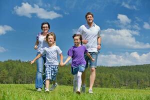 familia joven feliz divertirse al aire libre foto