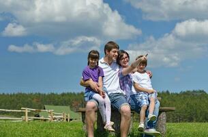 familia joven feliz divertirse al aire libre foto