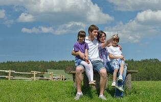 familia joven feliz divertirse al aire libre foto