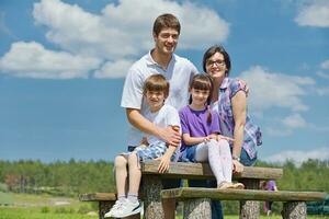 familia joven feliz divertirse al aire libre foto