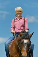 mujer feliz montar a caballo foto