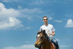 hombre montar a caballo foto