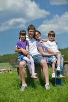 familia joven feliz divertirse al aire libre foto