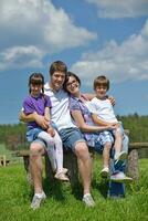 familia joven feliz divertirse al aire libre foto