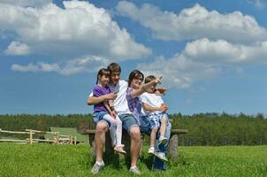 familia joven feliz divertirse al aire libre foto