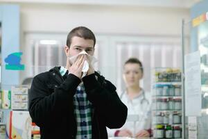 Farmacéutico sugiriendo drogas médicas al comprador en farmacia droguería foto