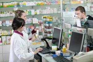 Farmacéutico sugiriendo drogas médicas al comprador en farmacia droguería foto