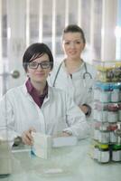 equipo, de, químico farmacéutico, mujer, en, farmacia, droguería foto