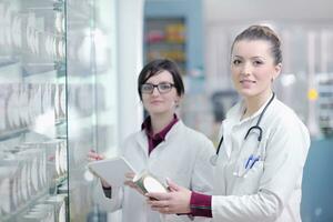 equipo, de, químico farmacéutico, mujer, en, farmacia, droguería foto