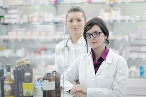 equipo, de, químico farmacéutico, mujer, en, farmacia, droguería foto