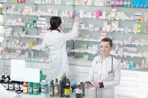 equipo, de, químico farmacéutico, mujer, en, farmacia, droguería foto