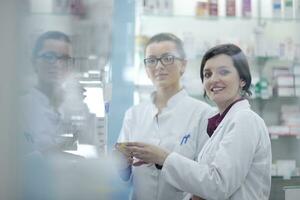 equipo, de, químico farmacéutico, mujer, en, farmacia, droguería foto