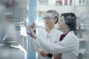 equipo, de, químico farmacéutico, mujer, en, farmacia, droguería foto