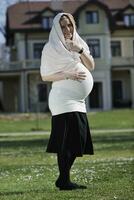 feliz joven mujer embarazada al aire libre foto