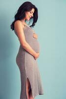 retrato, de, mujer embarazada, encima, fondo azul foto