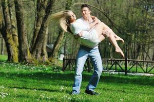 pareja romántica enamorada al aire libre foto