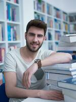 estudiante en colegio biblioteca foto