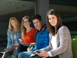 grupo de estudiantes trabajando juntos en un proyecto escolar foto